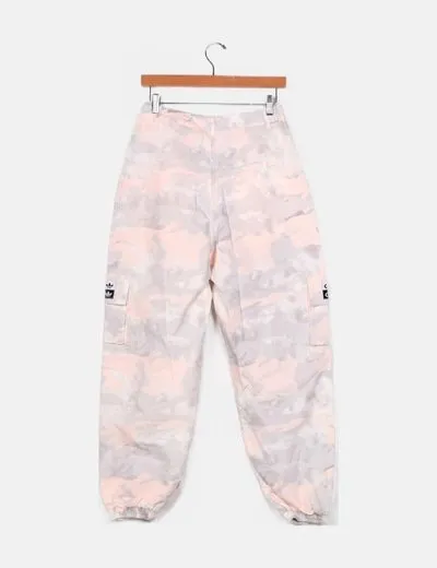 Adidas Pantalón blanco estampado militar