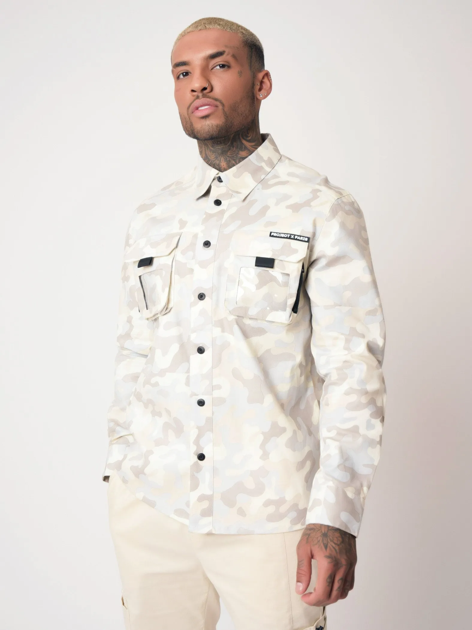 Camisa con estampado de camuflaje