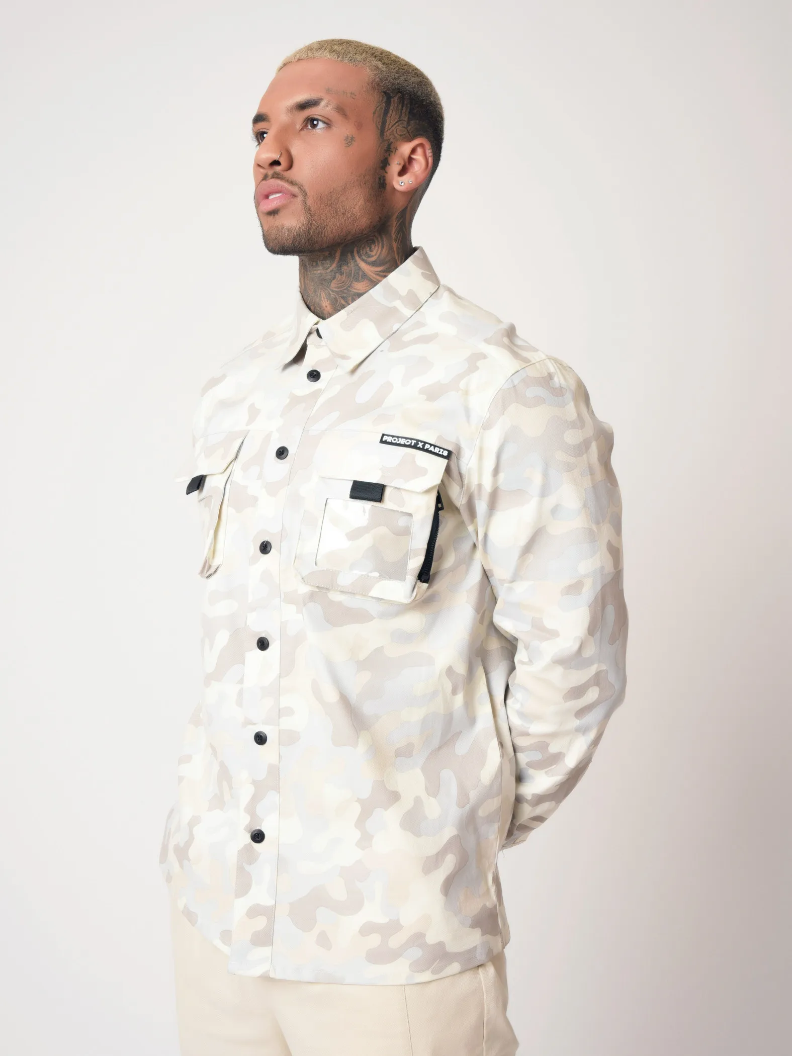Camisa con estampado de camuflaje