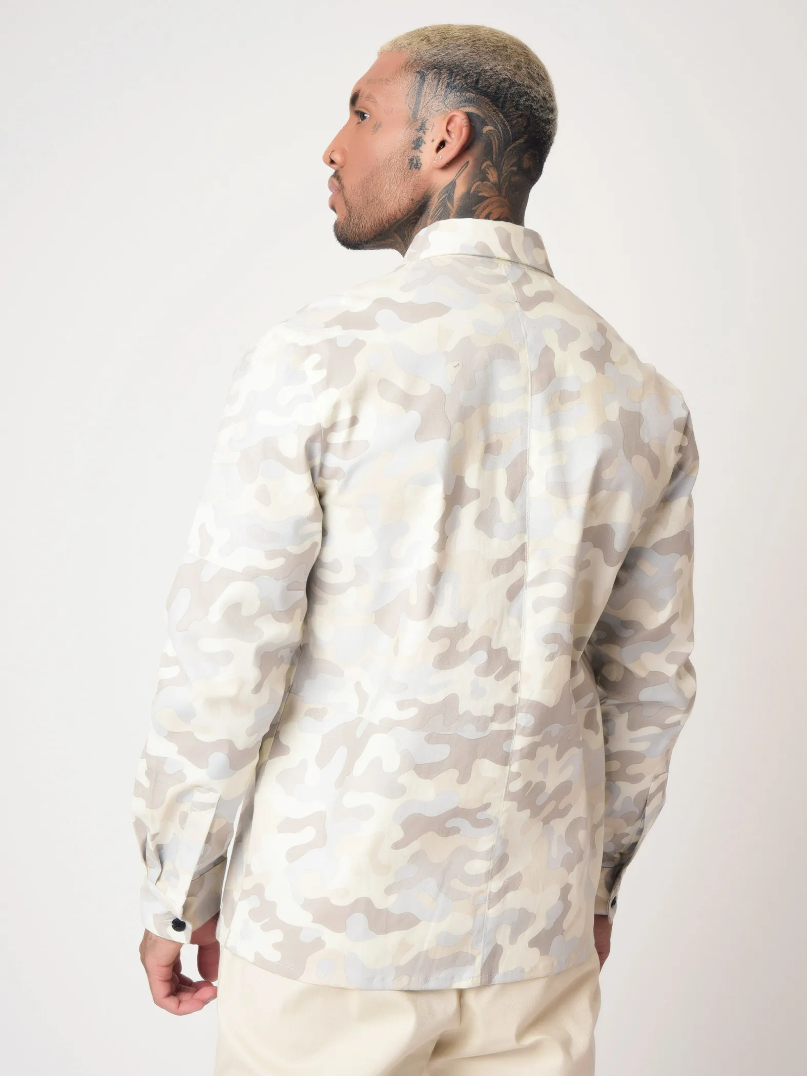 Camisa con estampado de camuflaje