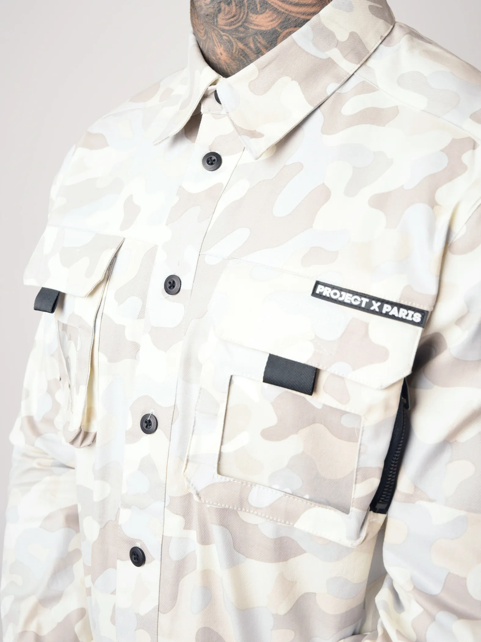 Camisa con estampado de camuflaje