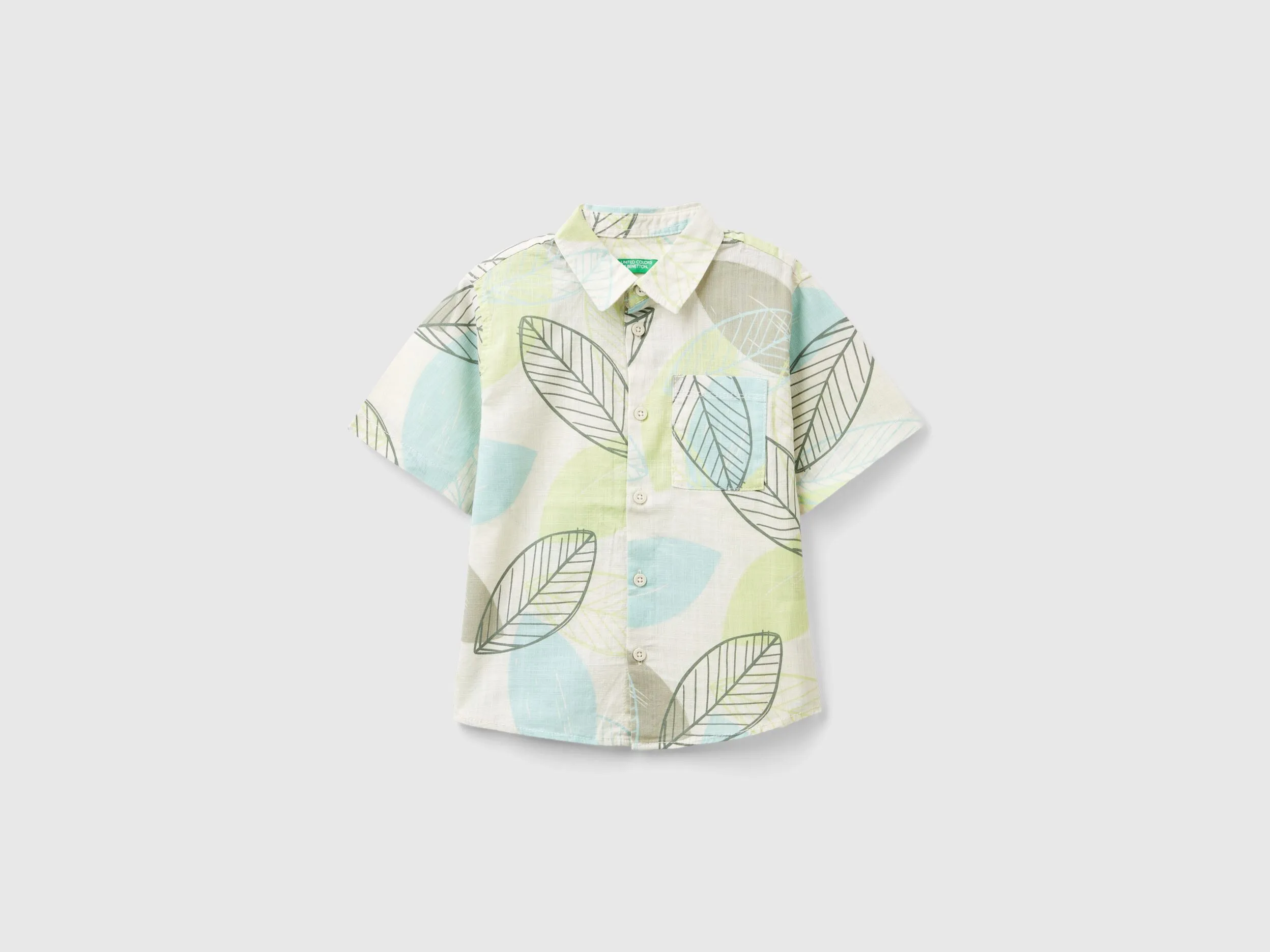 Camisa con estampado de hojas