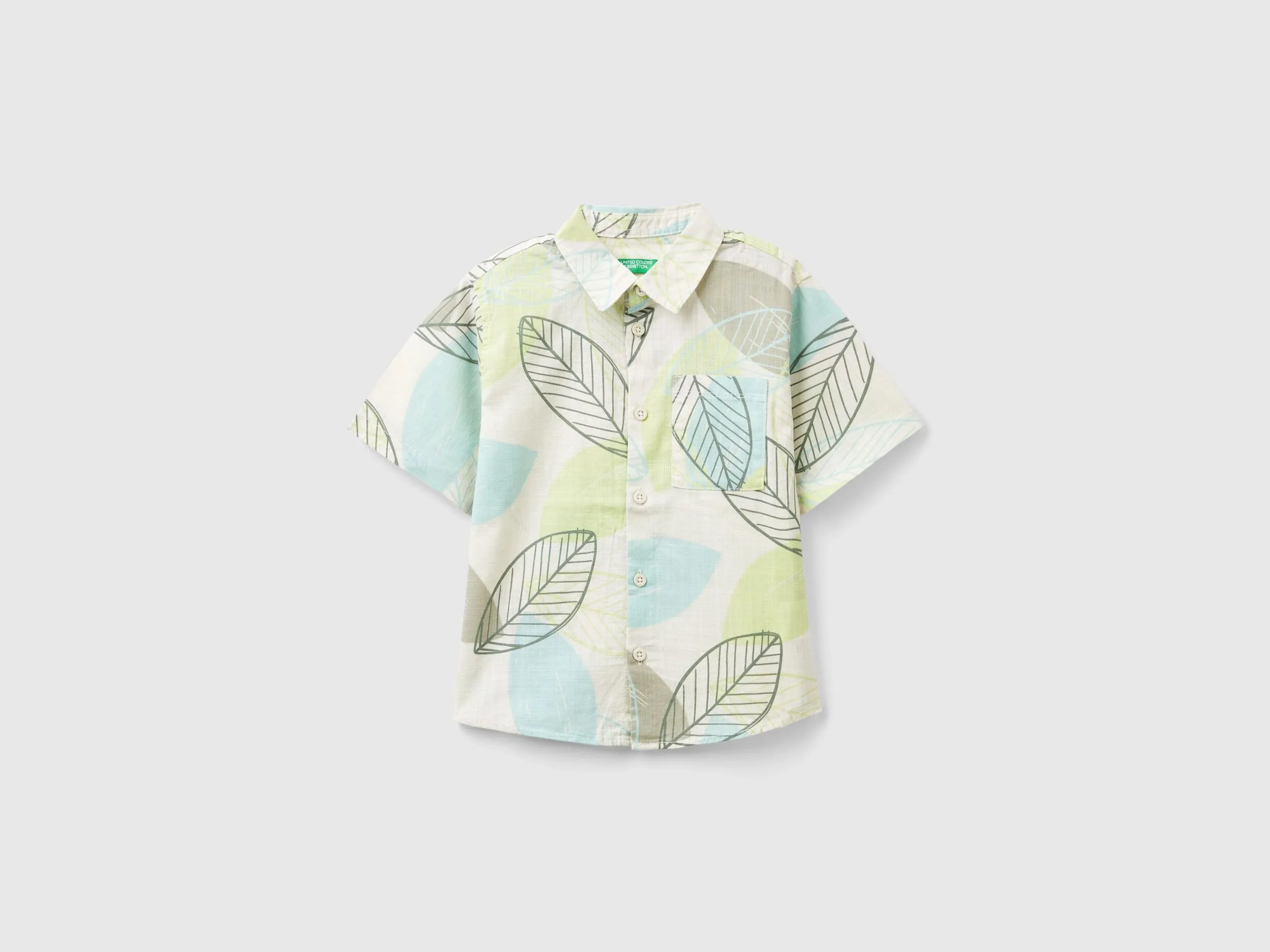 Camisa con estampado de hojas