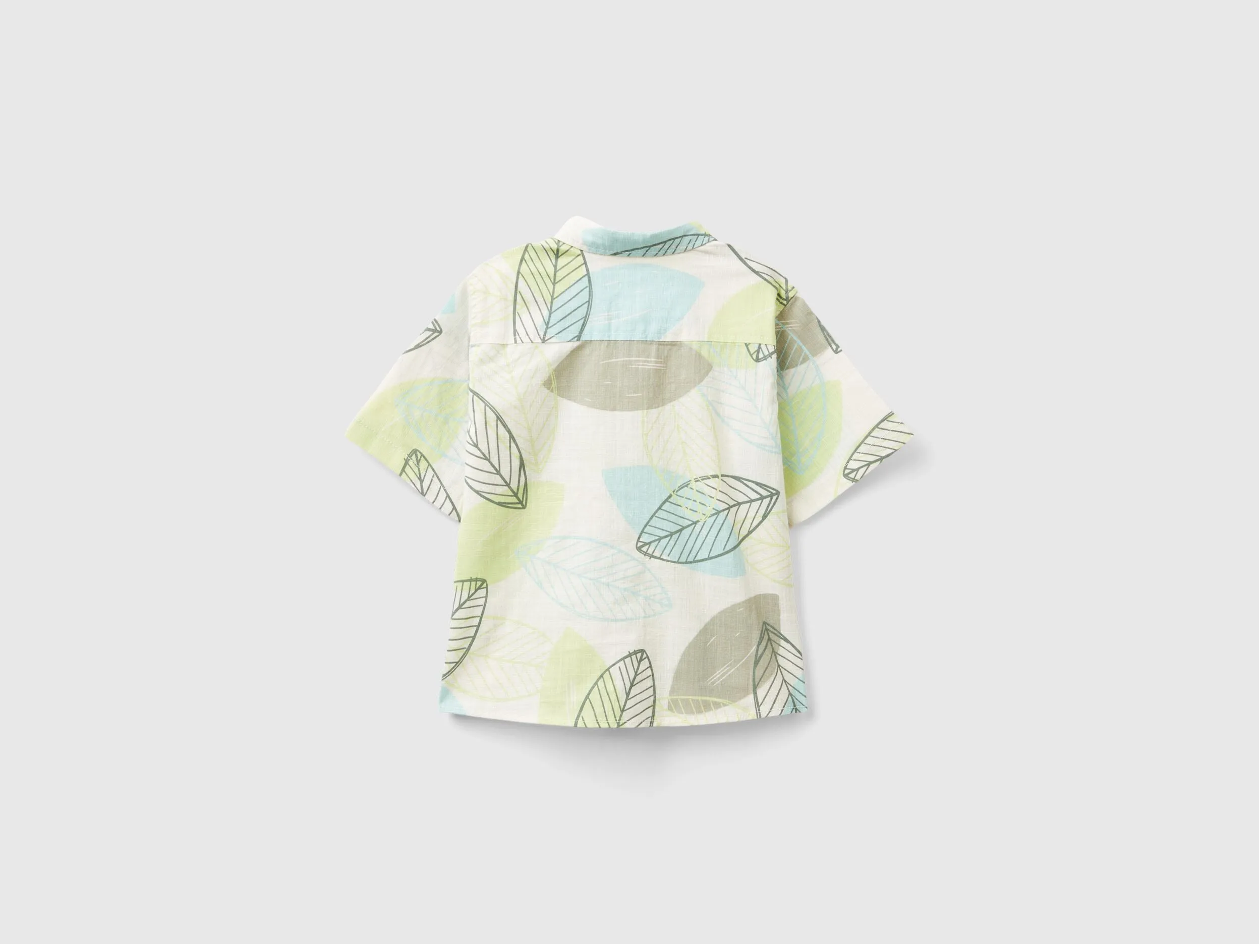 Camisa con estampado de hojas