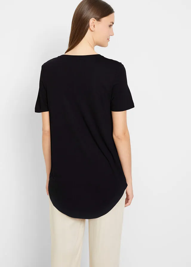 Camiseta larga de viscosa sostenible con bajo redondo Negro