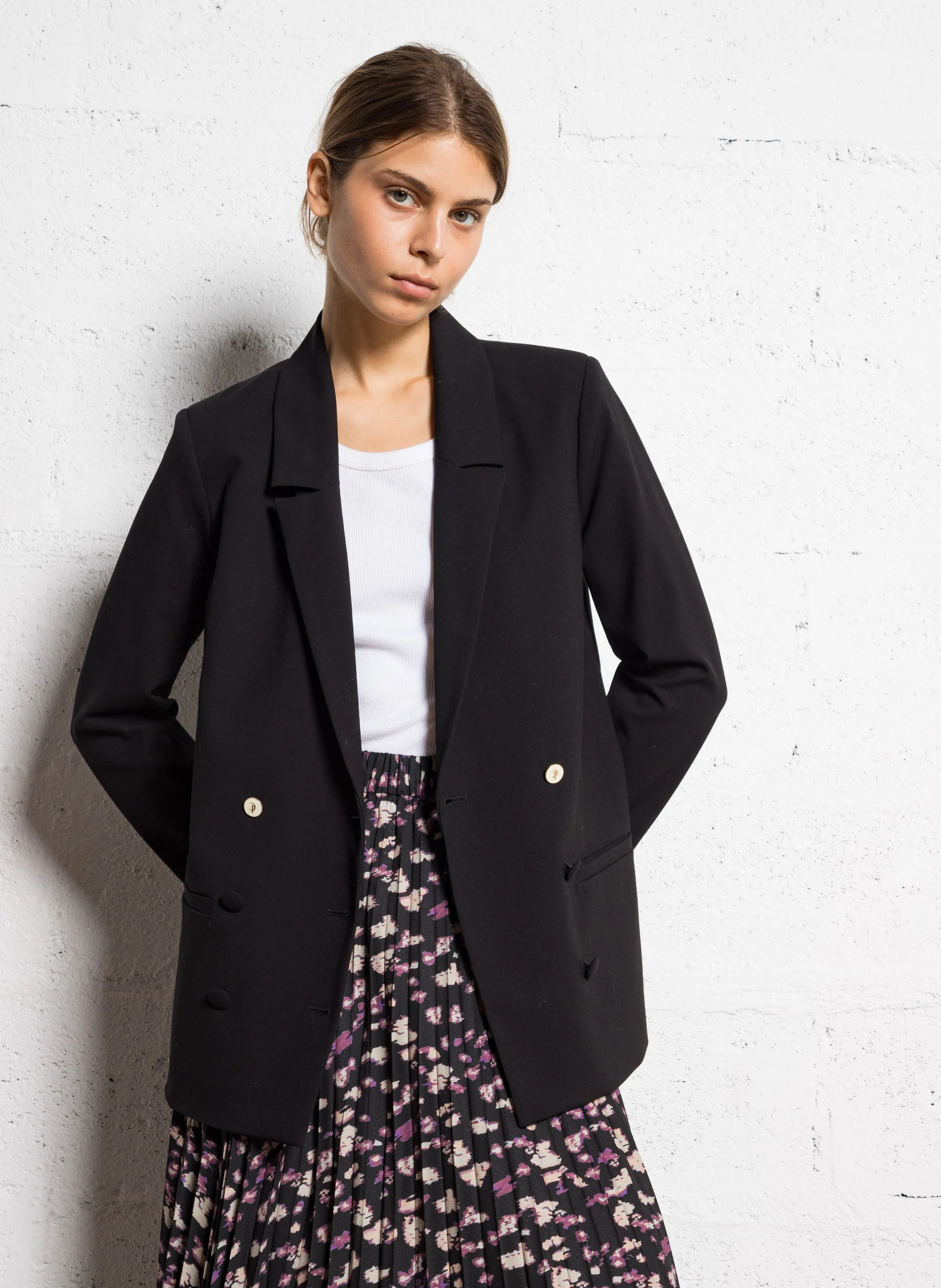 Chaqueta con cuello de solapa y botones contrastantes en negro