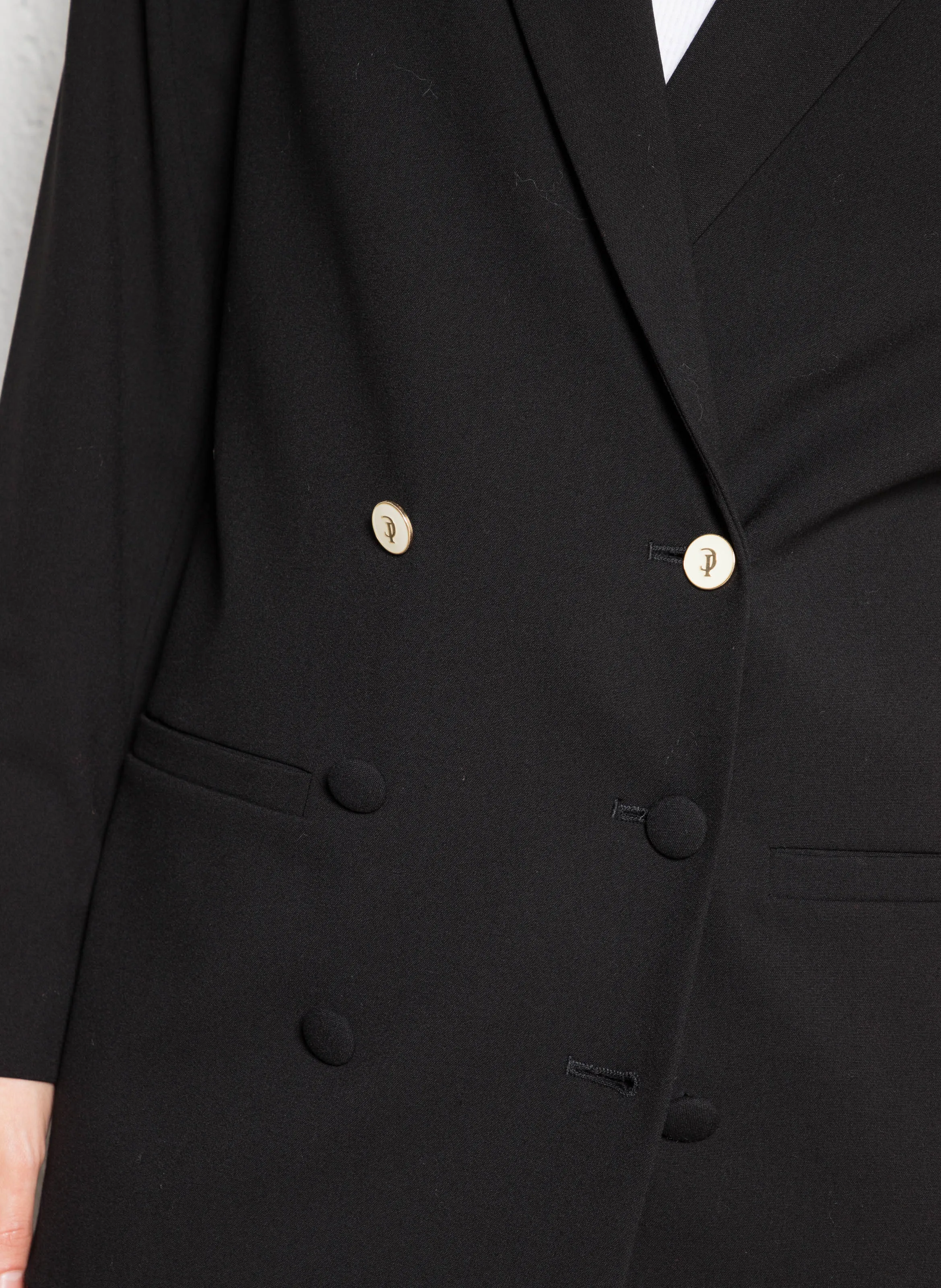 Chaqueta con cuello de solapa y botones contrastantes en negro
