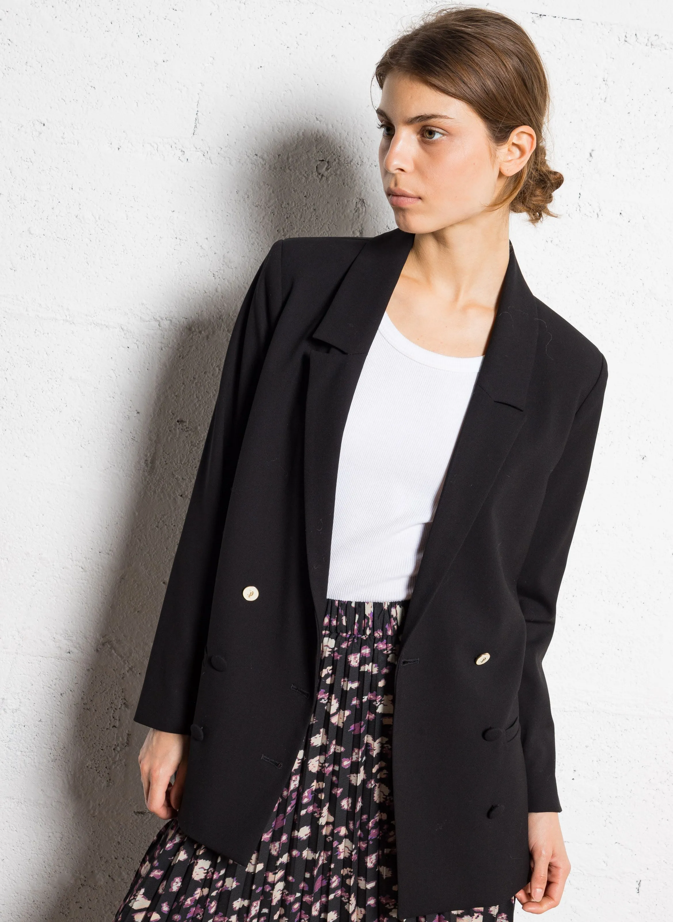 Chaqueta con cuello de solapa y botones contrastantes en negro