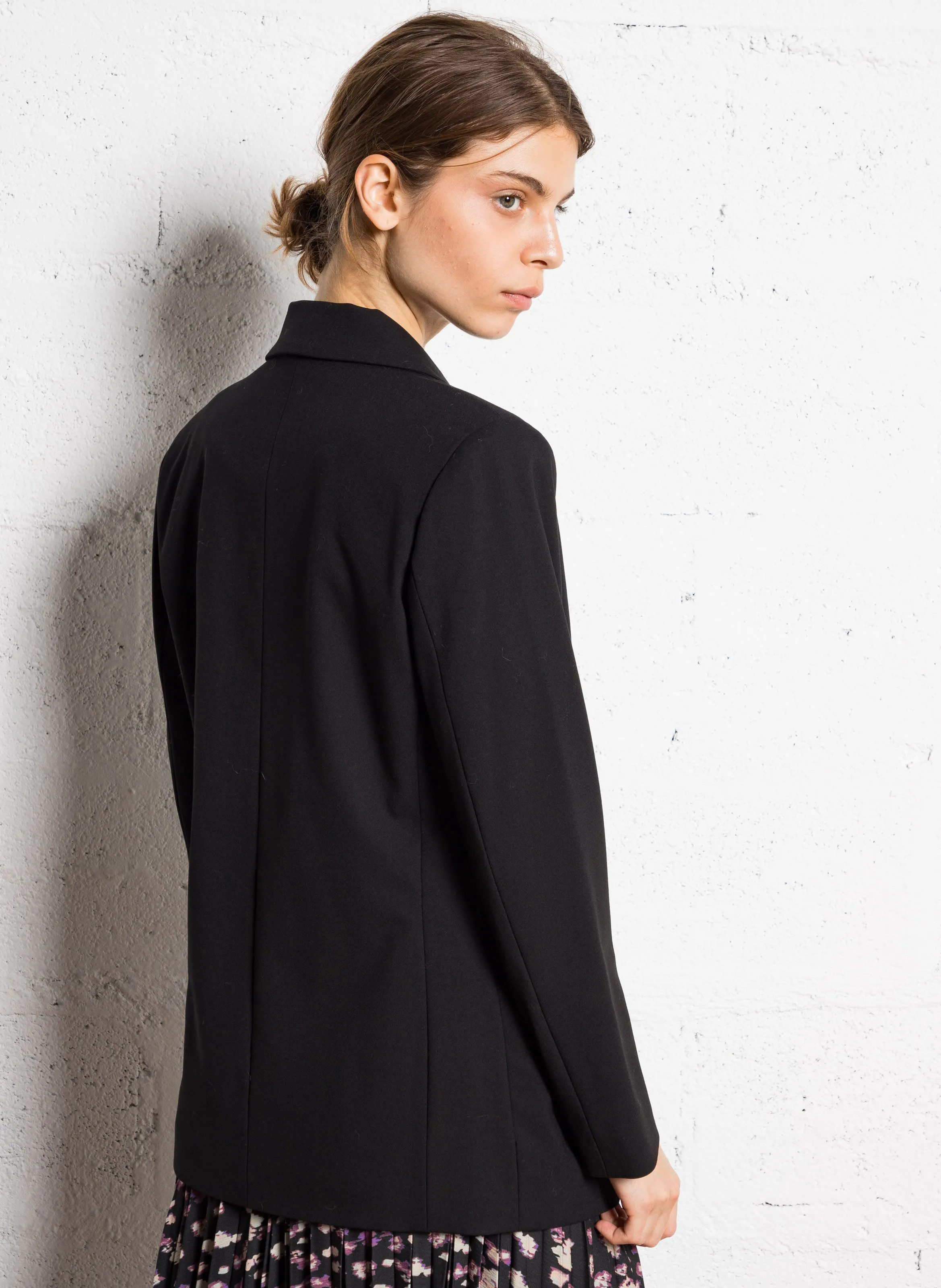 Chaqueta con cuello de solapa y botones contrastantes en negro