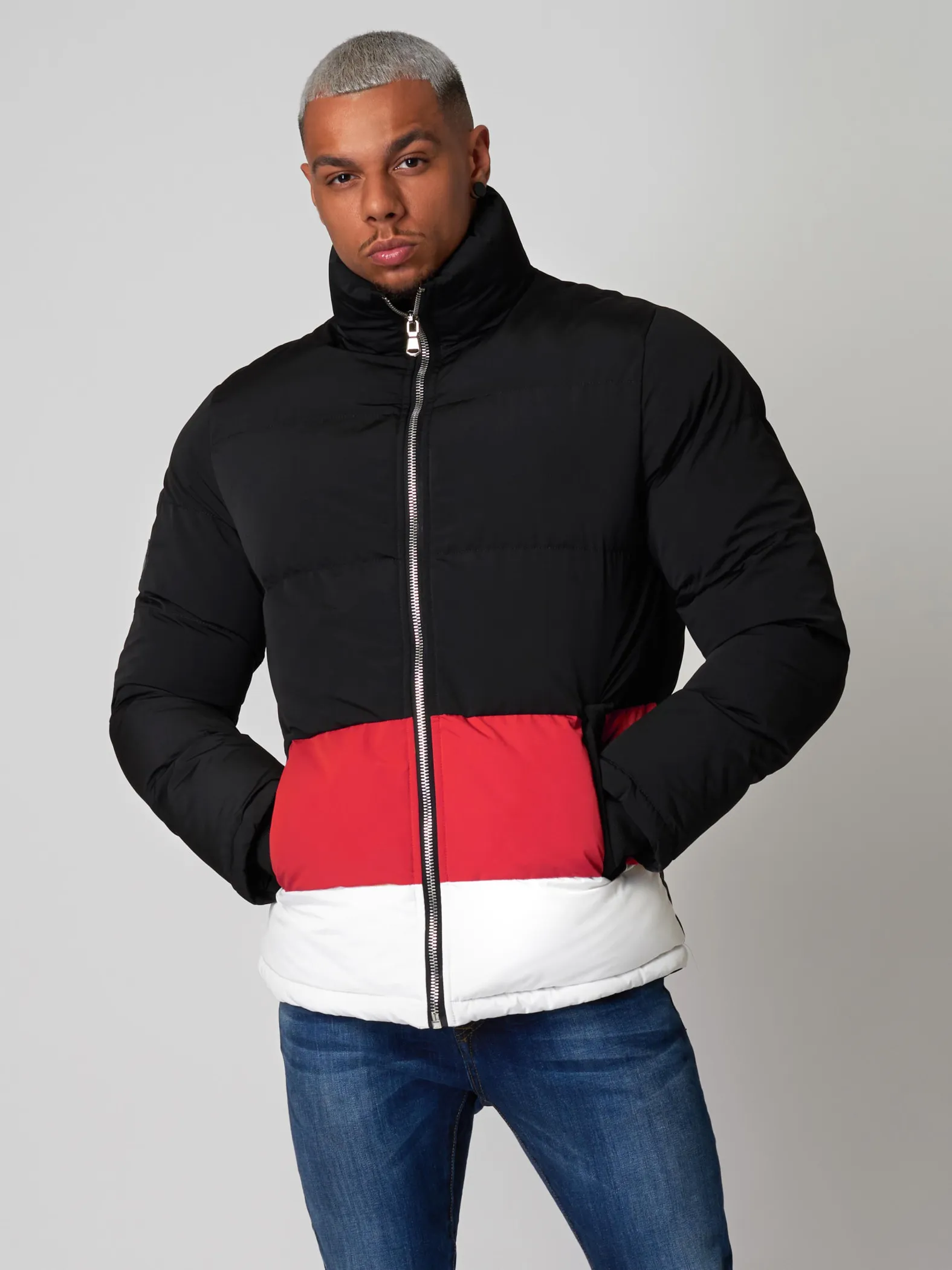 Chaqueta corta con cuello alto