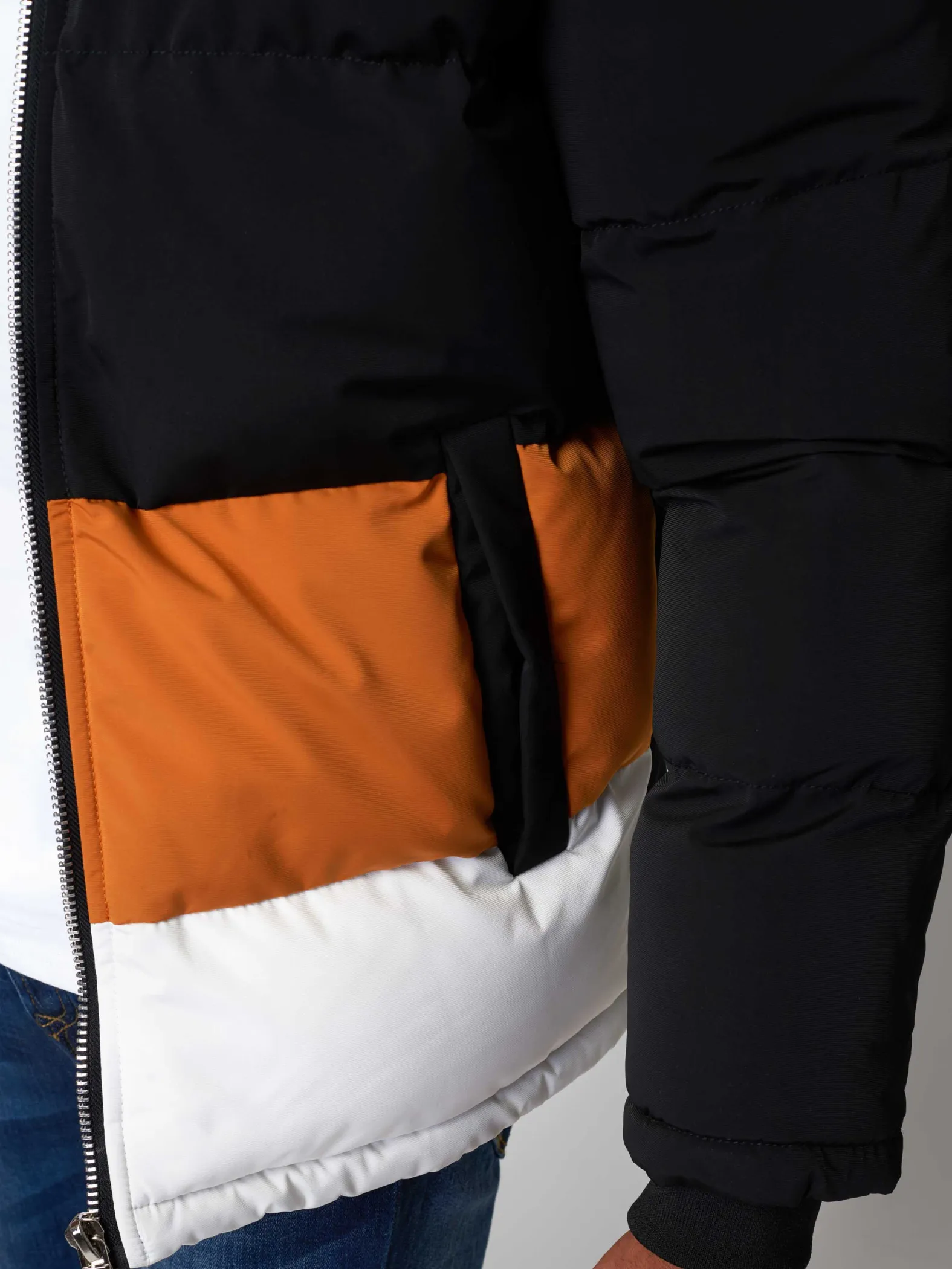Chaqueta corta con cuello alto