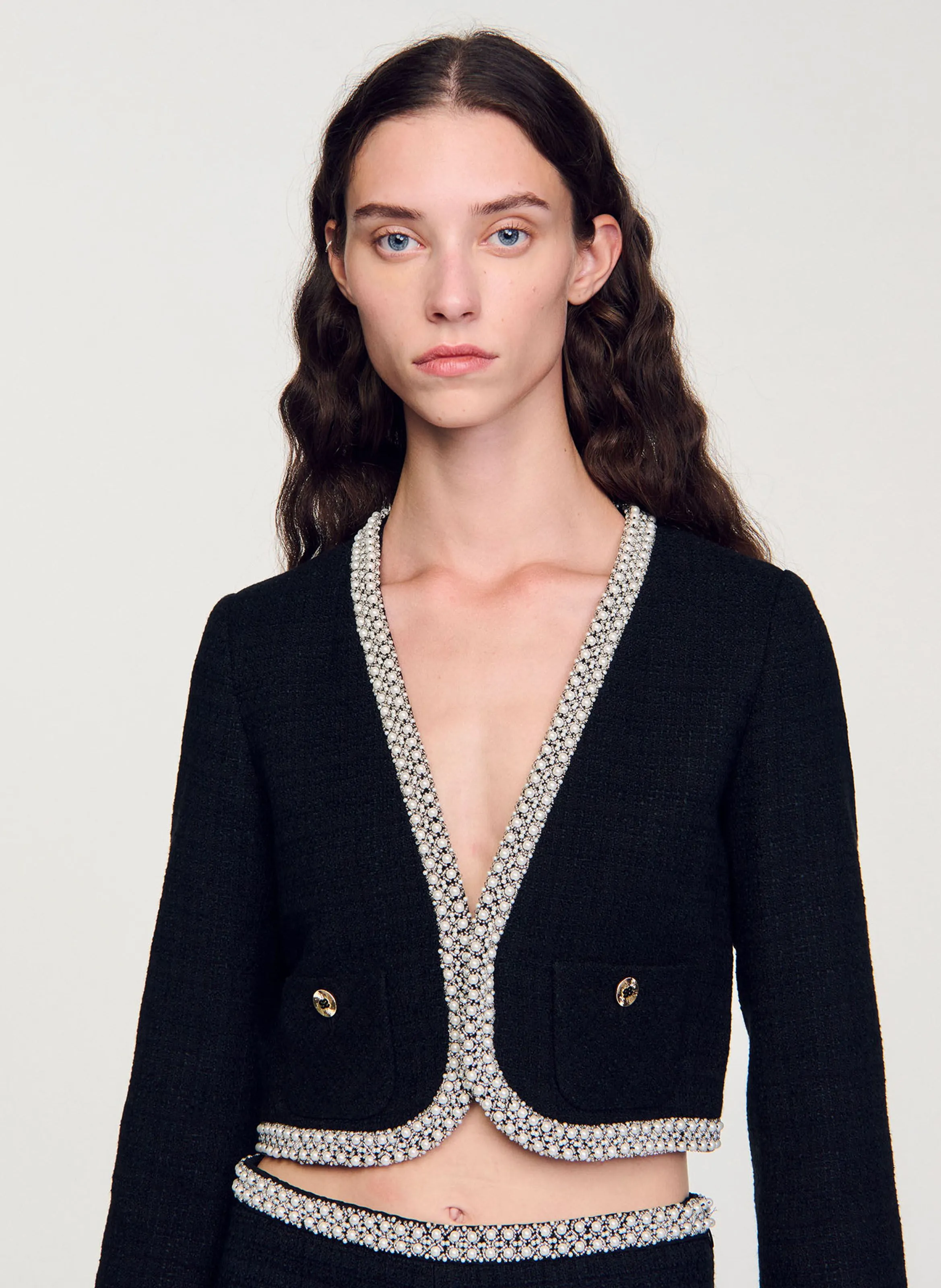 Chaqueta corta de tweed perlado en negro