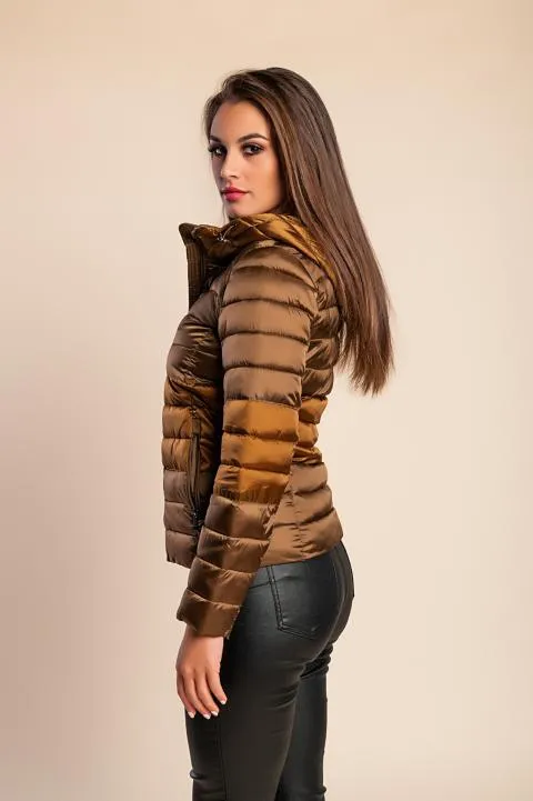 Chaqueta de invierno con capucha, color camel
