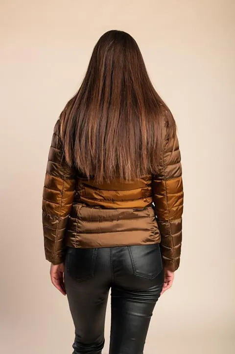 Chaqueta de invierno con capucha, color camel