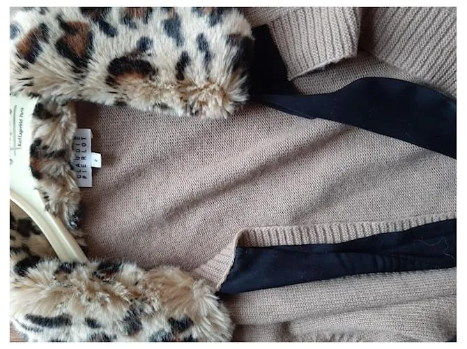 Claudie Pierlot Prendas de punto Beige Estampado de leopardo 