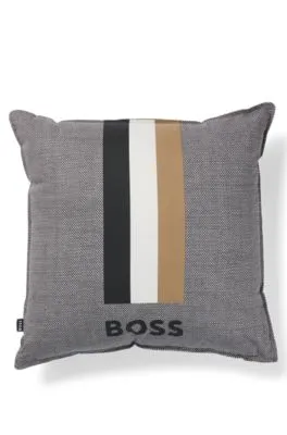Cojín estampado con logo y rayas de la marca