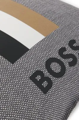Cojín estampado con logo y rayas de la marca