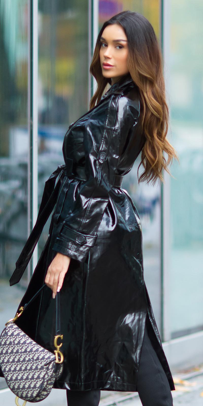 Gabardina de cuero sintético negro