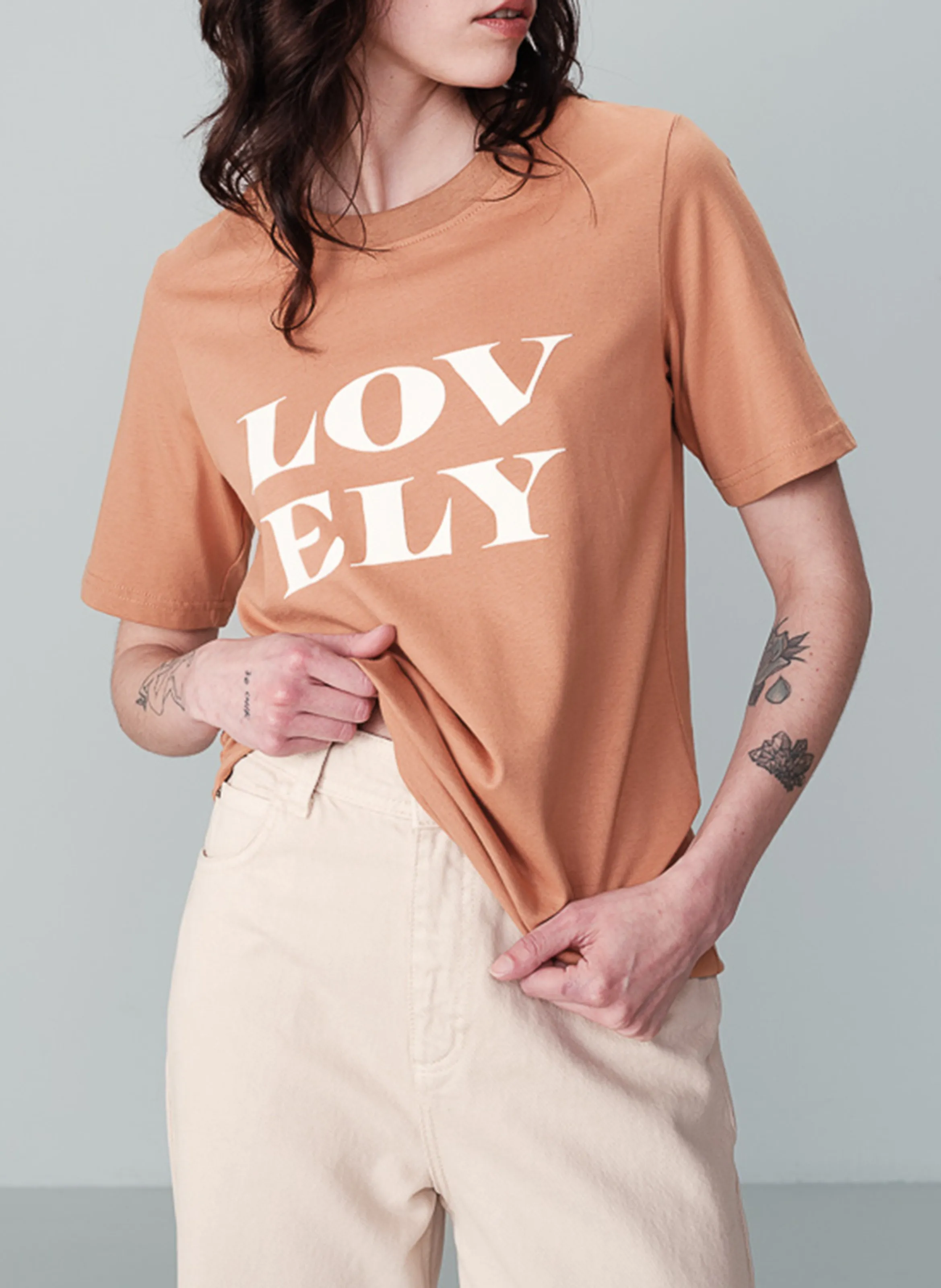 GRACE ET MILA NIXON  CAMISETA DE MANGA CORTA CON CUELLO REDONDO SERIGRAFIADA EN MARRON