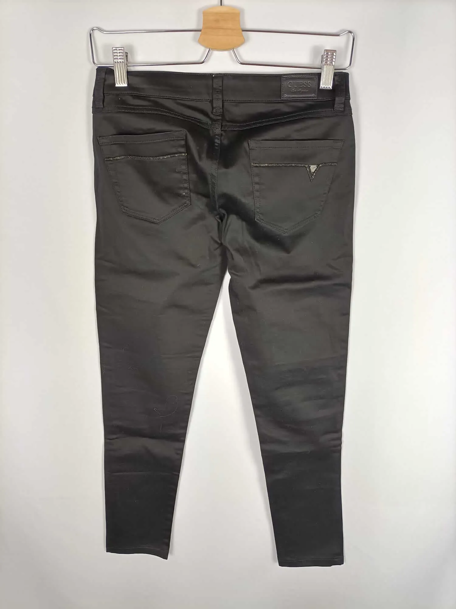 GUESS. Pantalón pitillo negro T.36