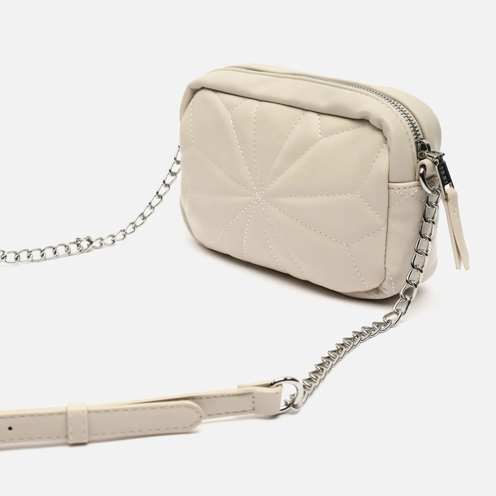 Naida bolso bandolera pequeo acolchado con detalles metálicos