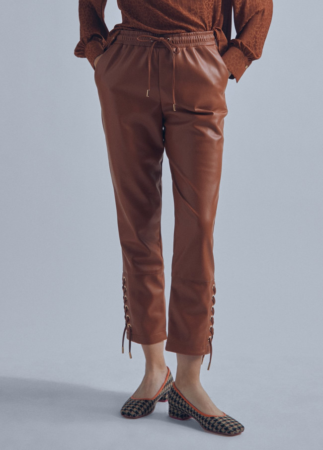 Pantalón detalle eyelets camel Lola Casademunt