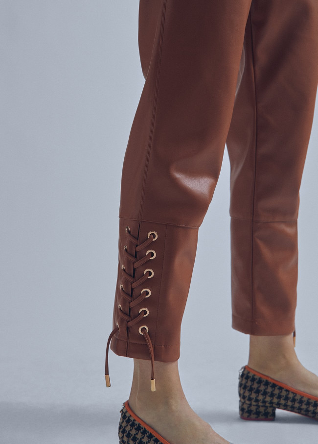 Pantalón detalle eyelets camel Lola Casademunt