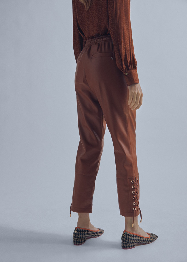 Pantalón detalle eyelets camel Lola Casademunt