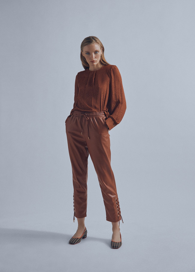 Pantalón detalle eyelets camel Lola Casademunt