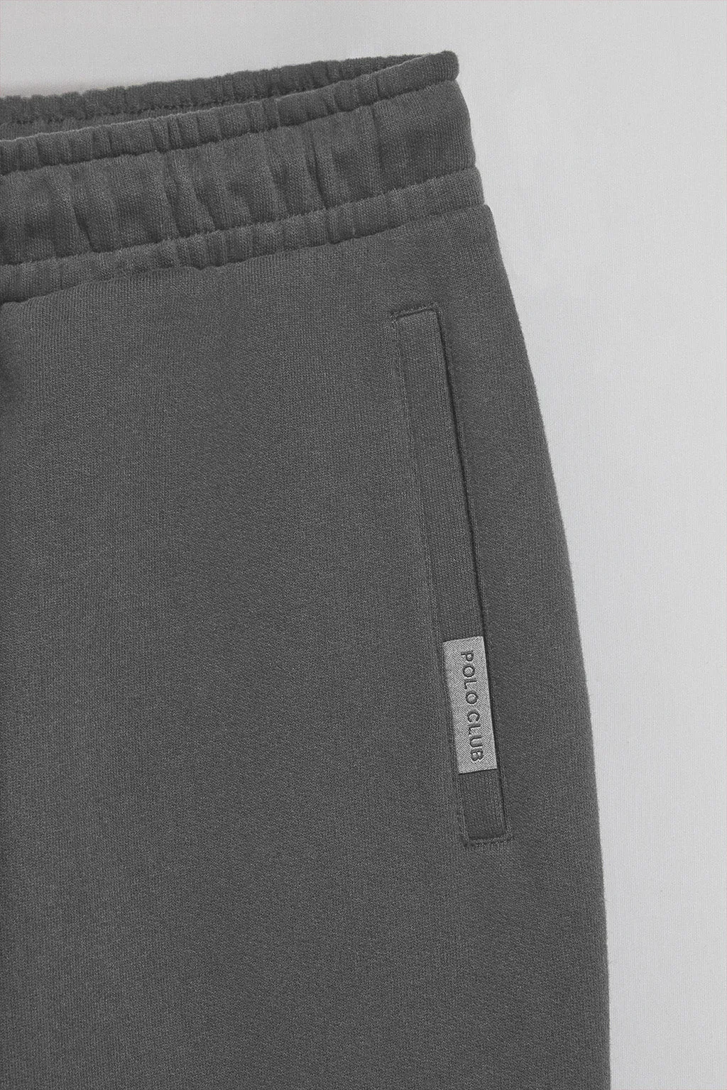 Pantalón jogger gris asfalto con detalles Polo Club