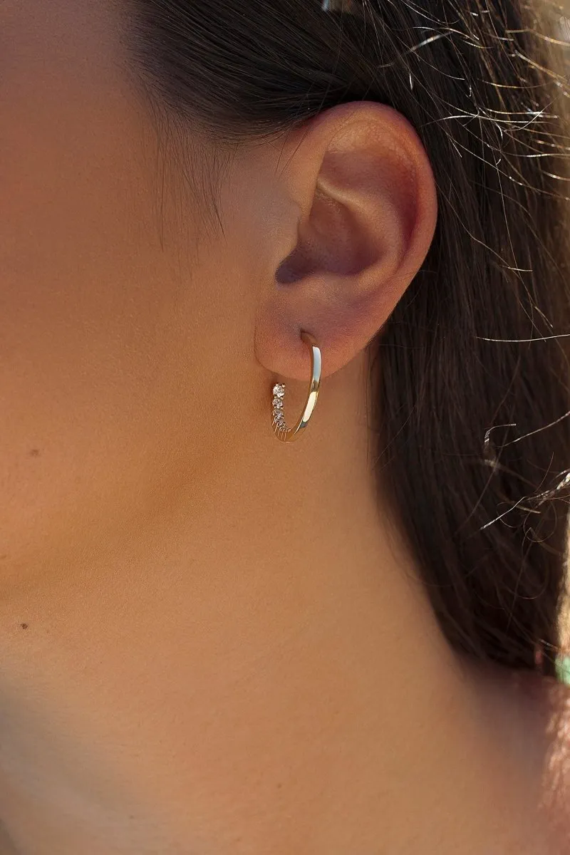 Pendientes aro de plata con silueta interior de circonita blanca