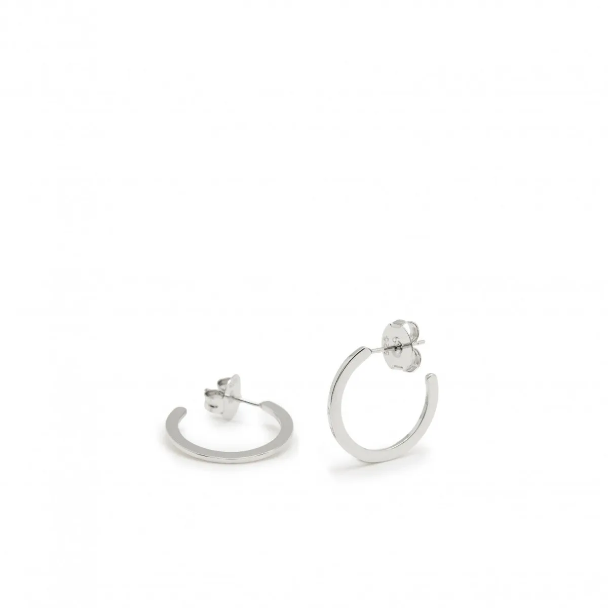 Pendientes aros medianos clásicos y elegantes estilo plano