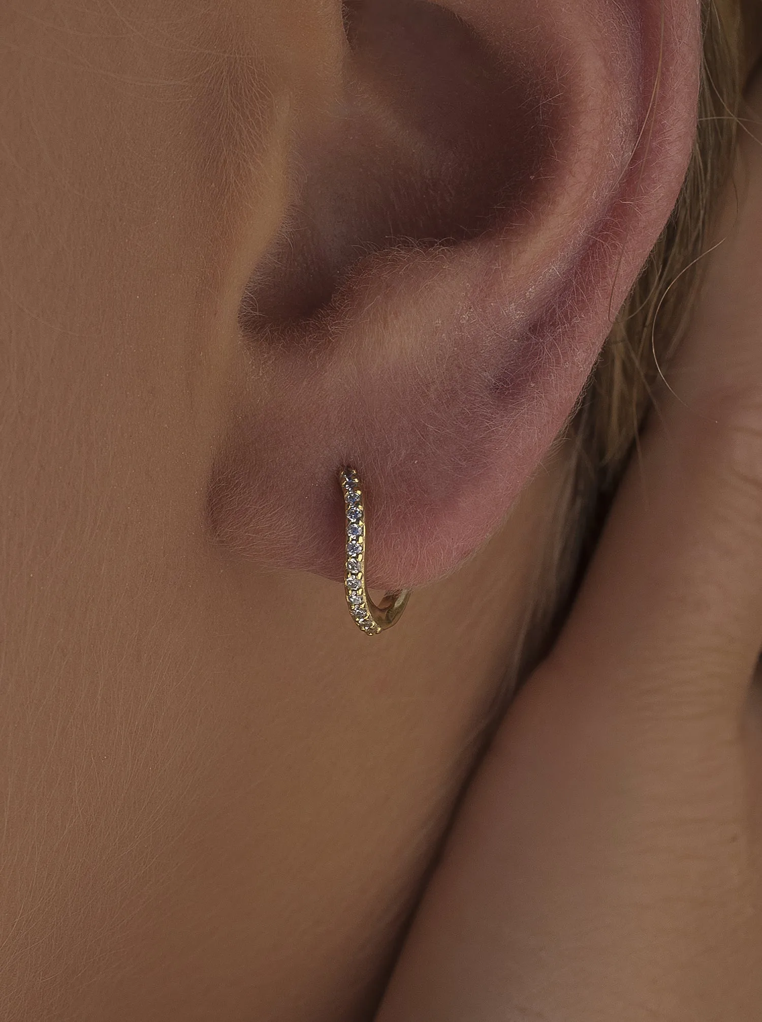 Pendientes aros muy pequeos curvilíneos con circonitas y bao de oro