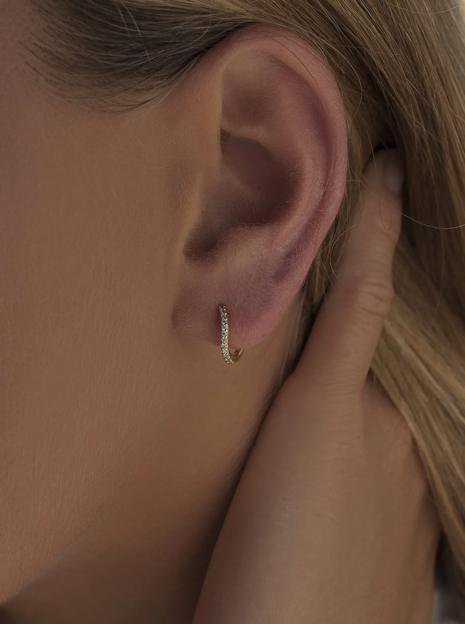Pendientes aros muy pequeos curvilíneos con circonitas y bao de oro