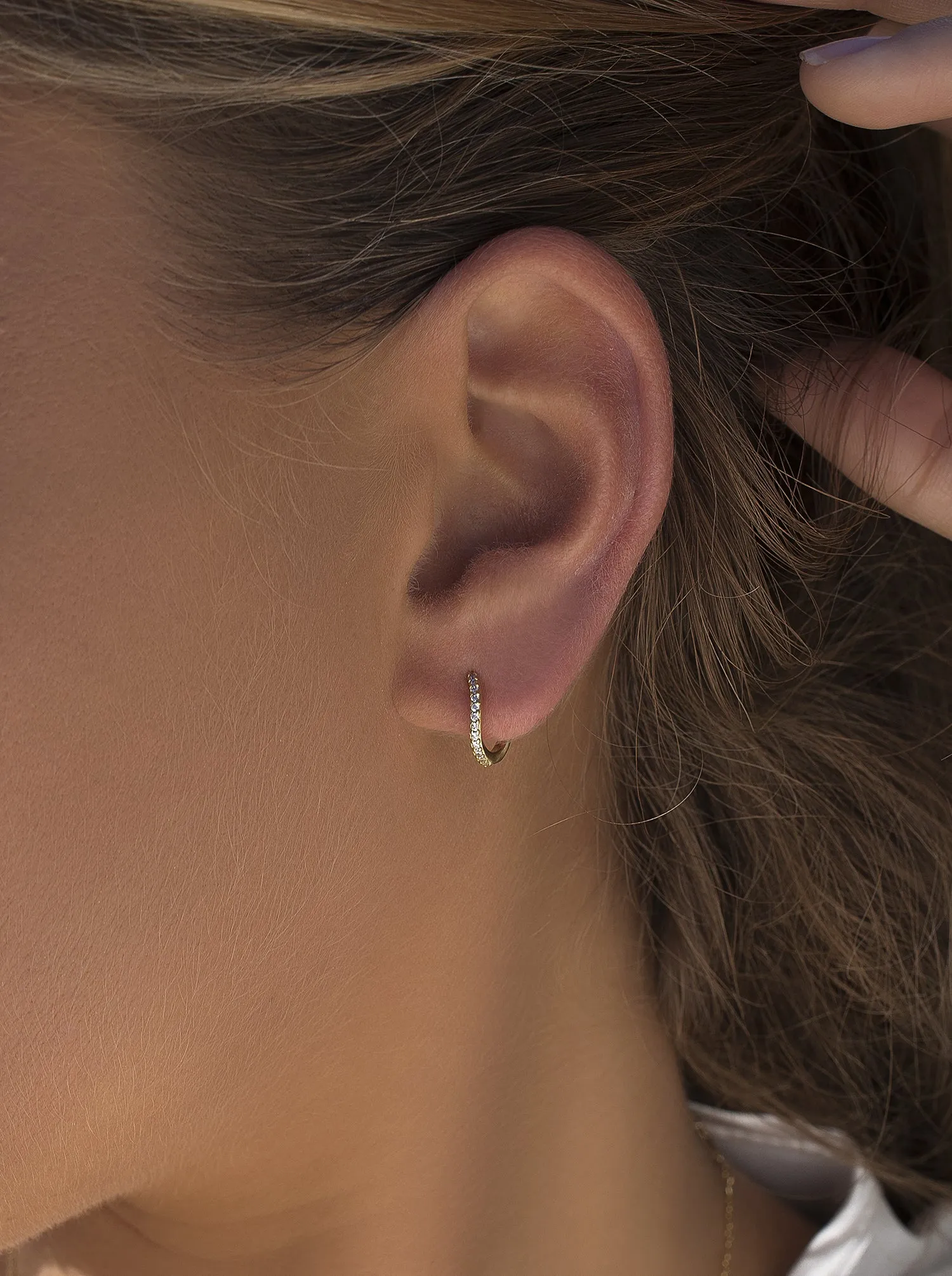 Pendientes aros muy pequeos curvilíneos con circonitas y bao de oro