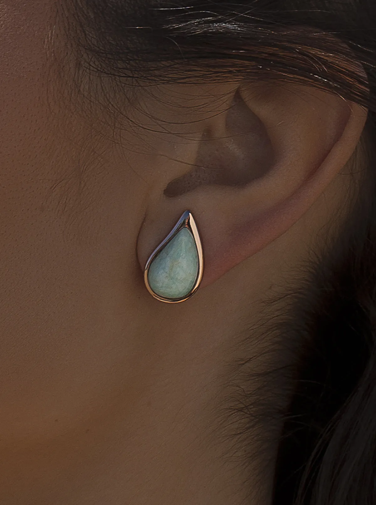 Pendientes con piedra aquamarina en forma de gota