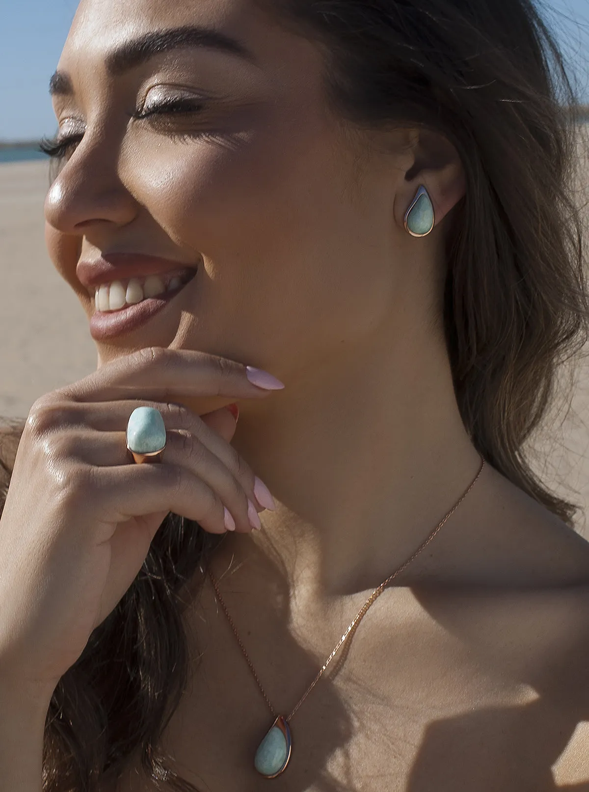 Pendientes con piedra aquamarina en forma de gota