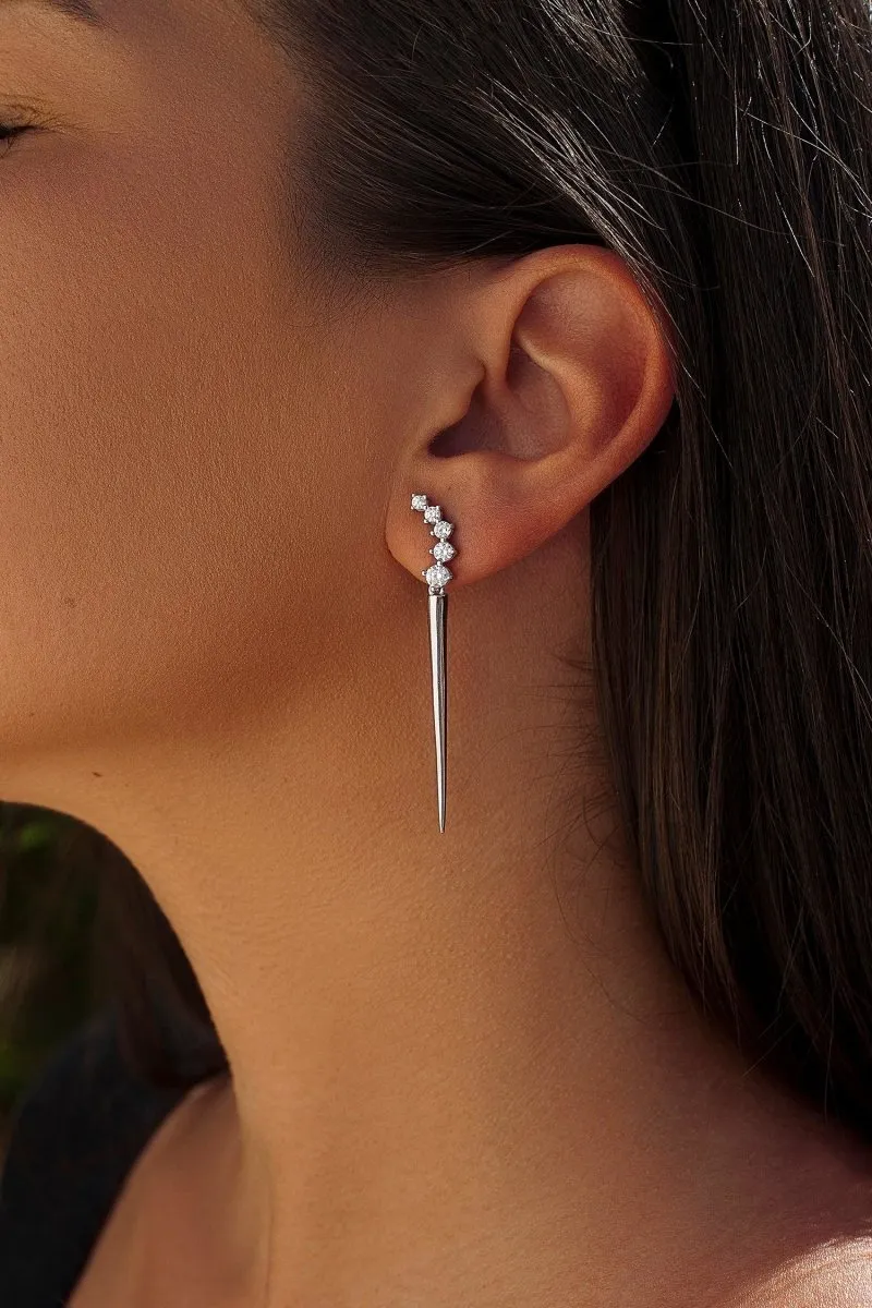 Pendientes largos de plata estáticos con curva de circonita y barilla acabada en punta