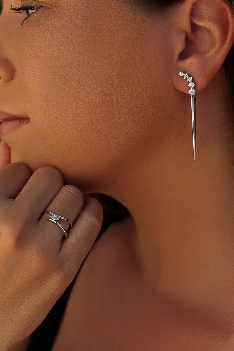 Pendientes largos de plata estáticos con curva de circonita y barilla acabada en punta