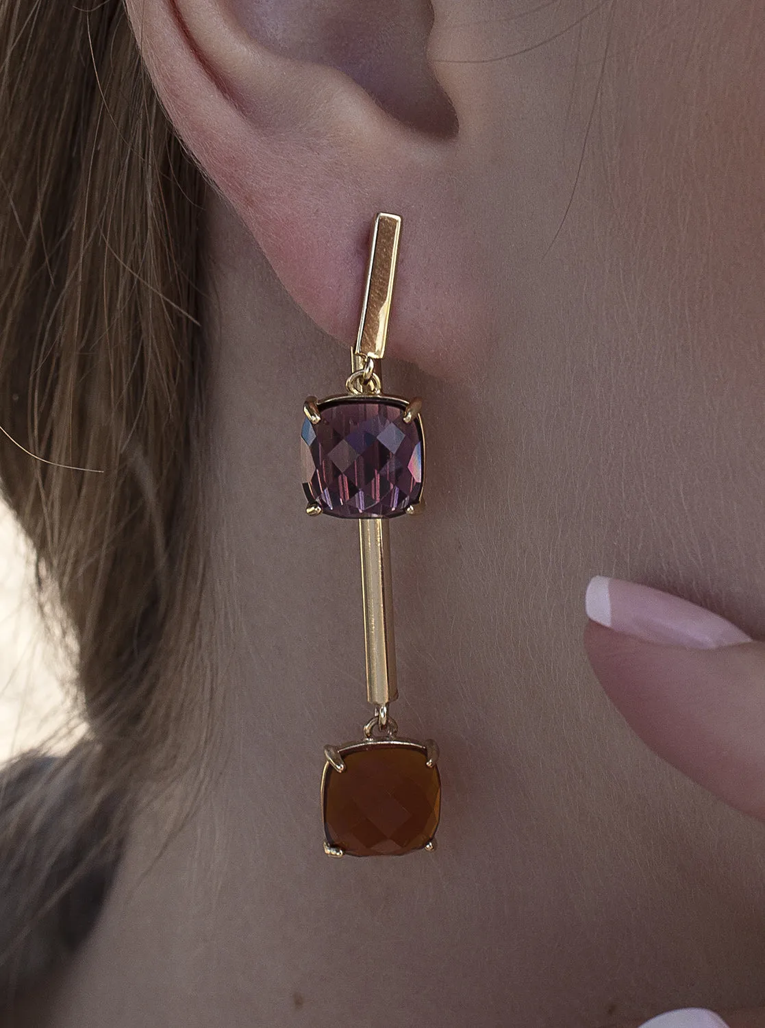 Pendientes largos estilo palillo con dos gemas baados en oro