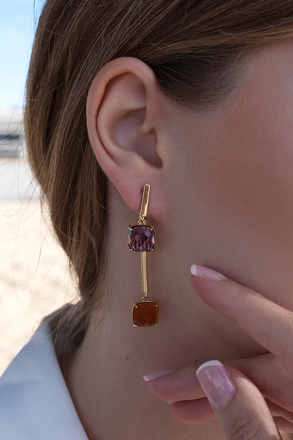 Pendientes largos estilo palillo con dos gemas baados en oro