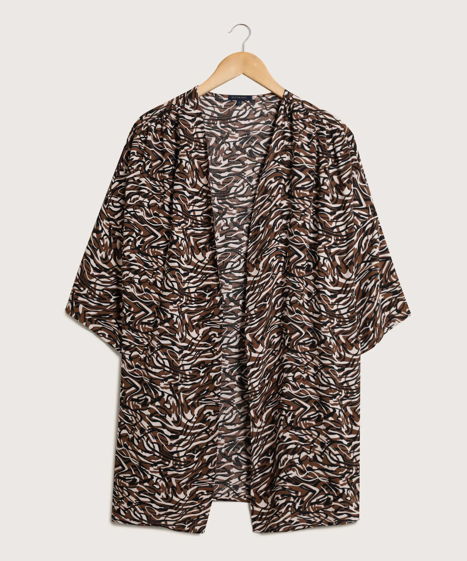 SACO ESTAMPADO TIPO KIMONO MANGA 3/4, HOMBRO CORRIDO CON RECOGIDO Y SILUETA FLUIDA
