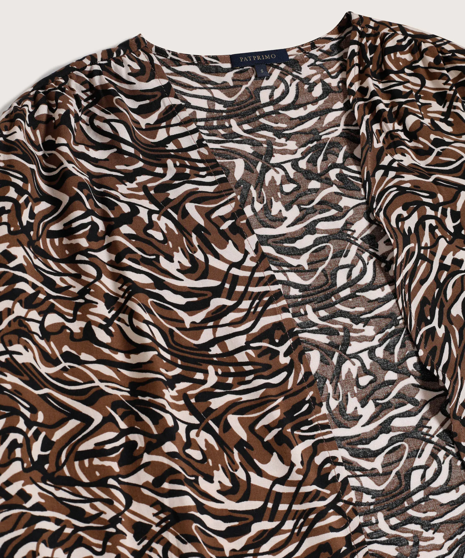 SACO ESTAMPADO TIPO KIMONO MANGA 3/4, HOMBRO CORRIDO CON RECOGIDO Y SILUETA FLUIDA