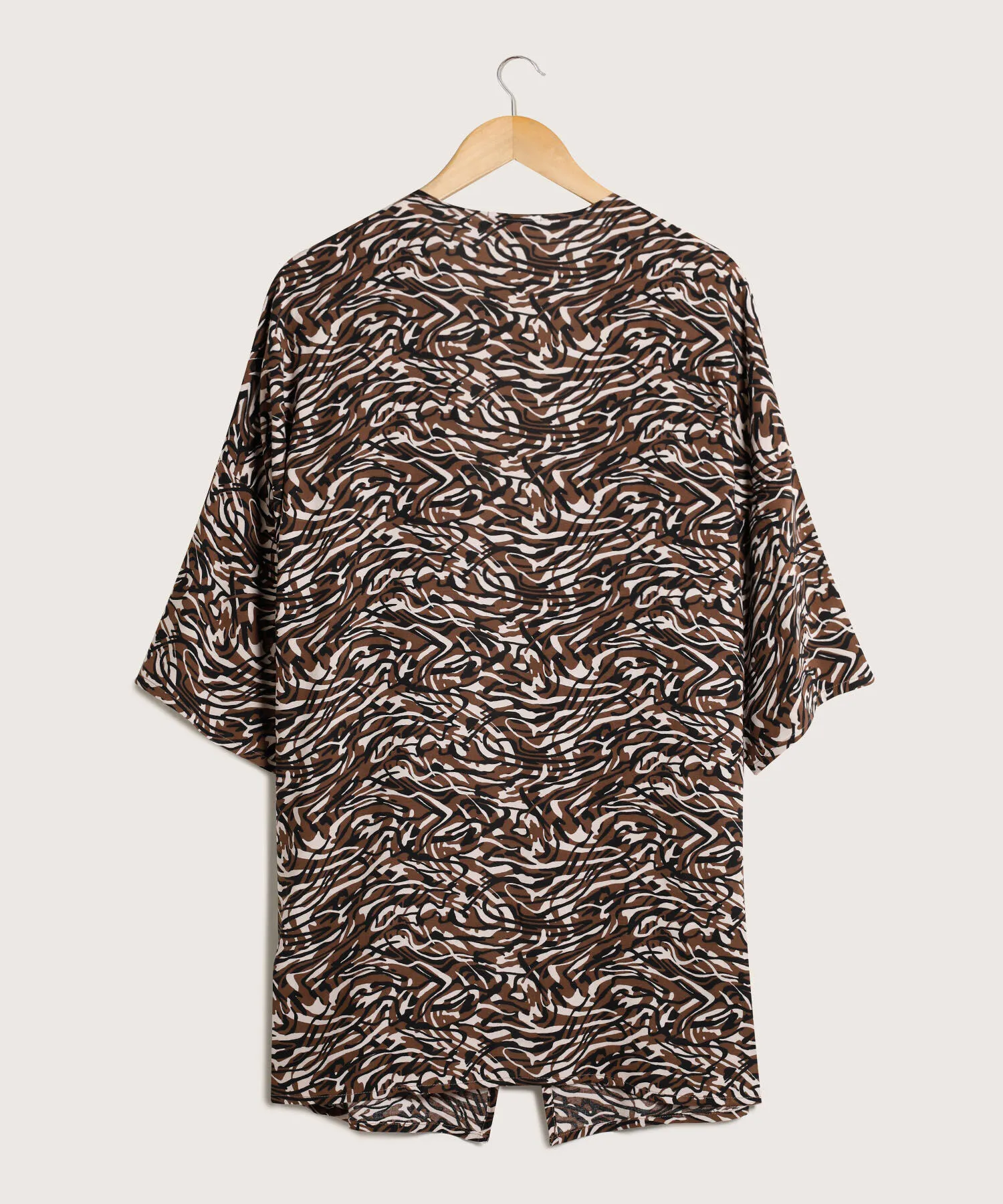 SACO ESTAMPADO TIPO KIMONO MANGA 3/4, HOMBRO CORRIDO CON RECOGIDO Y SILUETA FLUIDA