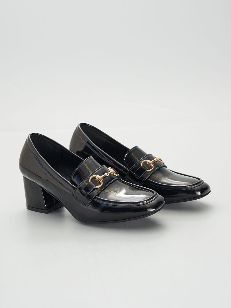 SANDALIAS DE TACóN DE CHAROL  NEGRO