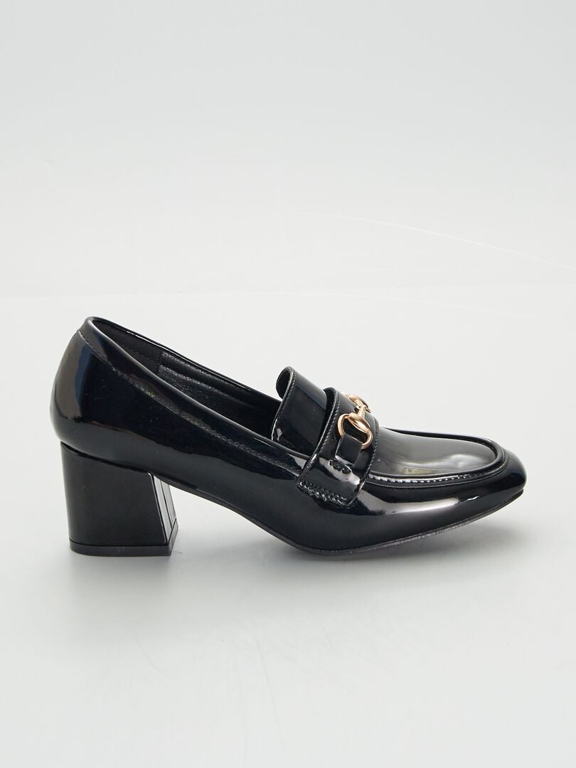SANDALIAS DE TACóN DE CHAROL  NEGRO