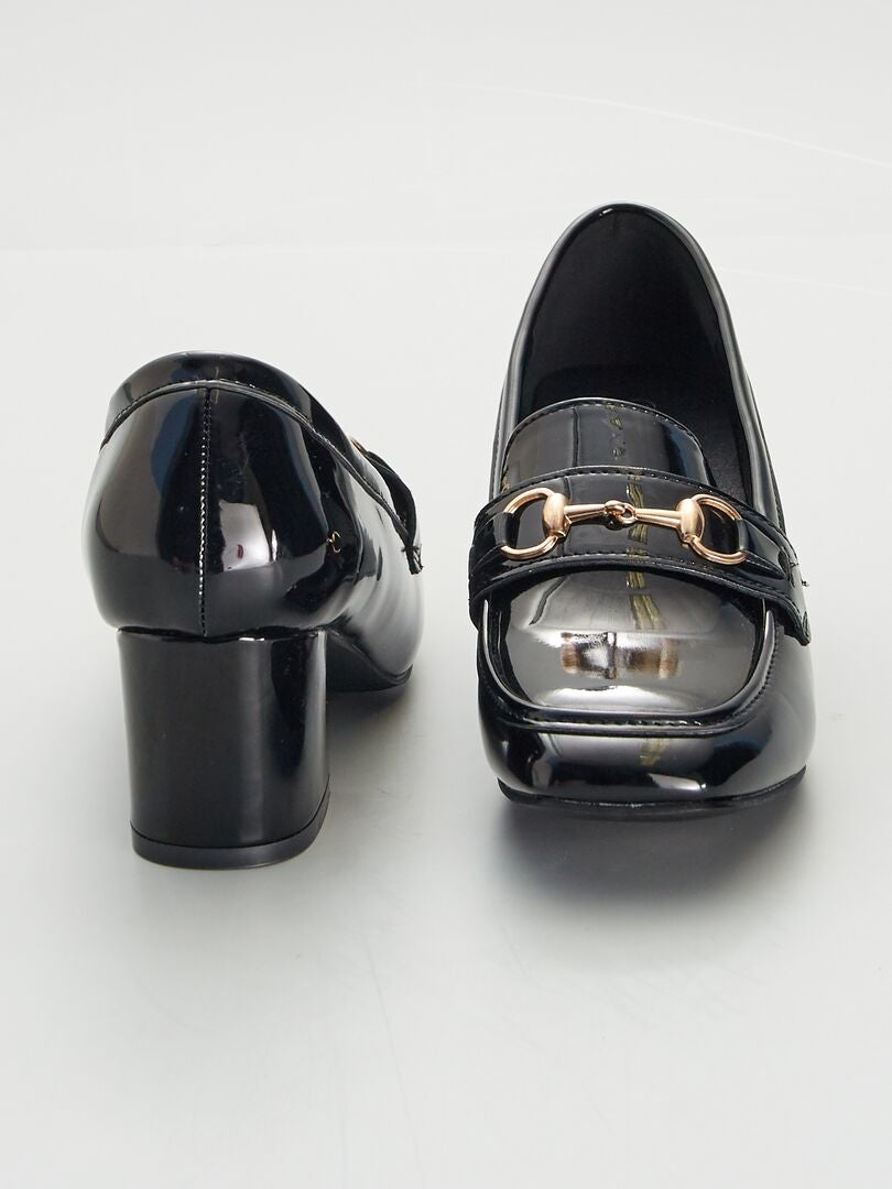 SANDALIAS DE TACóN DE CHAROL  NEGRO
