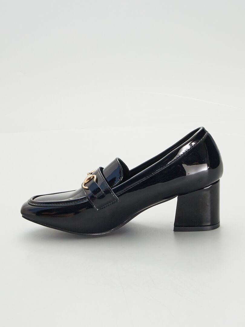 SANDALIAS DE TACóN DE CHAROL  NEGRO