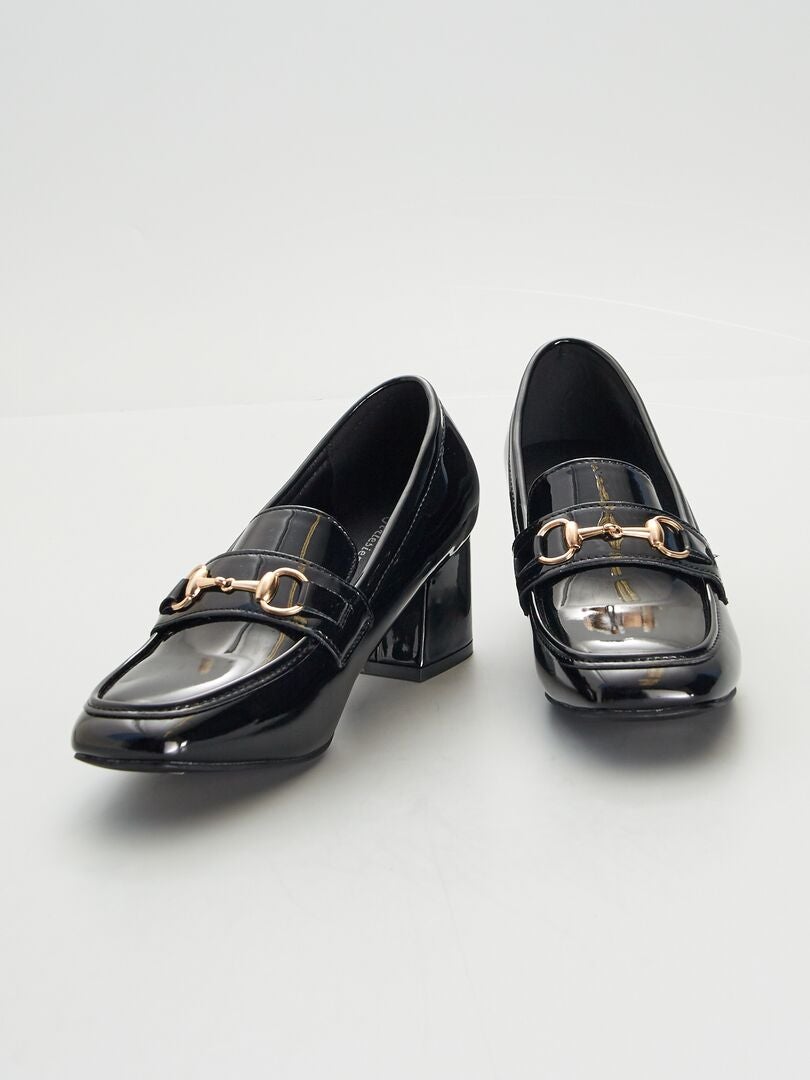 SANDALIAS DE TACóN DE CHAROL  NEGRO