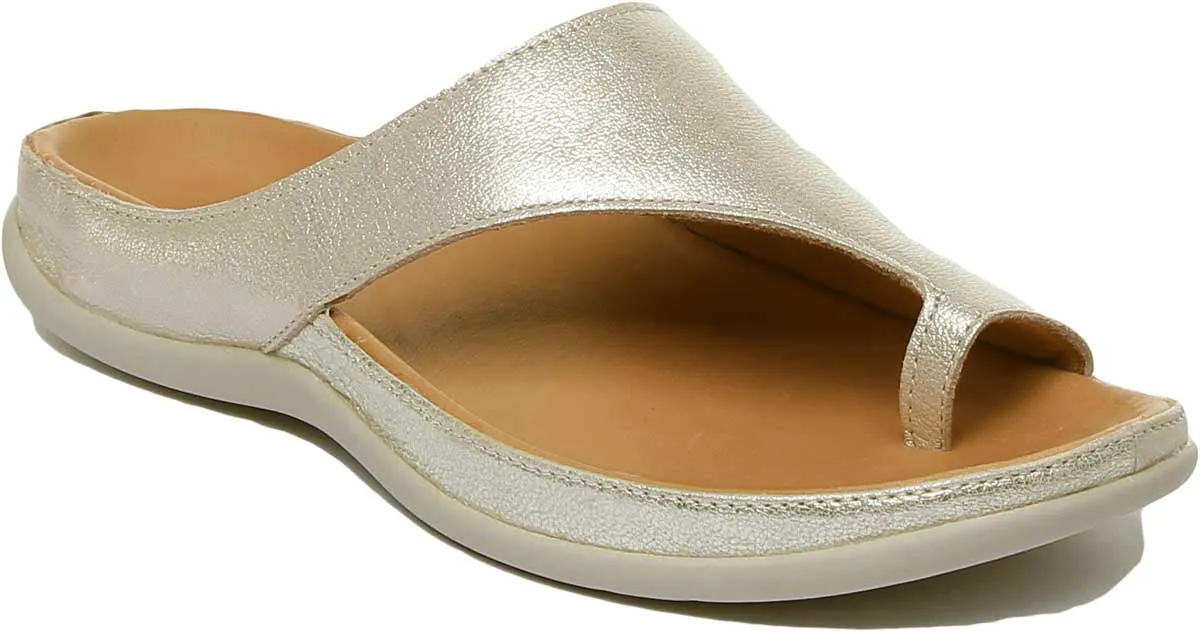 Strive Capri Sandalia de cuero con lazo en el dedo del pie para mujer en negro